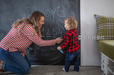 mother work´s and play with her child